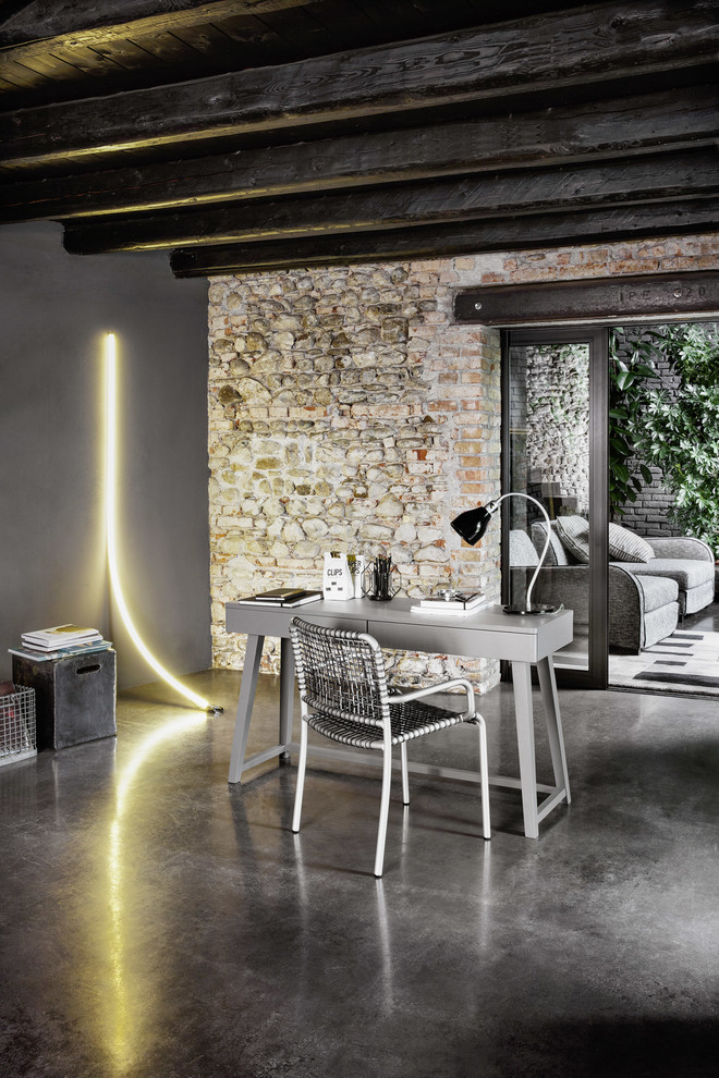 Идея дизайна: маленький кабинет в современном стиле с серыми стенами, бетонным полом и отдельно стоящим рабочим столом для на участке и в саду