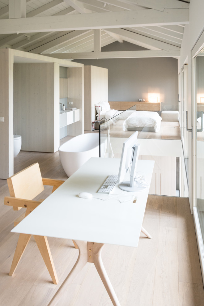 Inspiration för stora skandinaviska arbetsrum, med grå väggar, ljust trägolv och ett fristående skrivbord