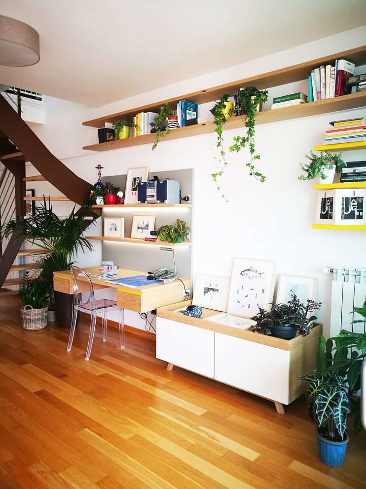 Ispirazione per un ufficio minimal con pareti bianche, pavimento in legno massello medio, scrivania incassata e pavimento marrone