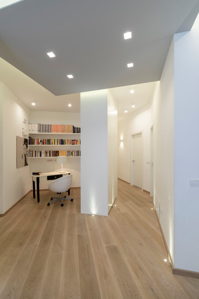 Esempio di un piccolo ufficio minimal con pareti bianche, parquet chiaro, scrivania autoportante e pavimento beige