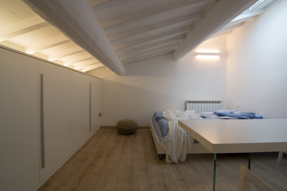 Idéer för att renovera ett stort skandinaviskt hemmastudio, med vita väggar, linoleumgolv, ett fristående skrivbord och beiget golv
