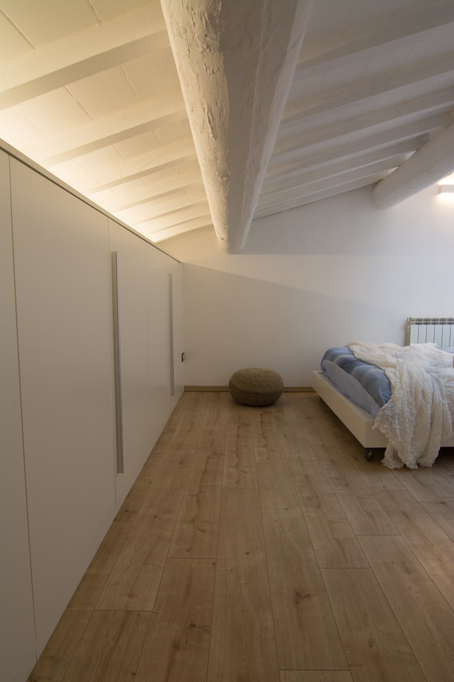 Inredning av ett skandinaviskt stort hemmastudio, med vita väggar, linoleumgolv, ett fristående skrivbord och beiget golv