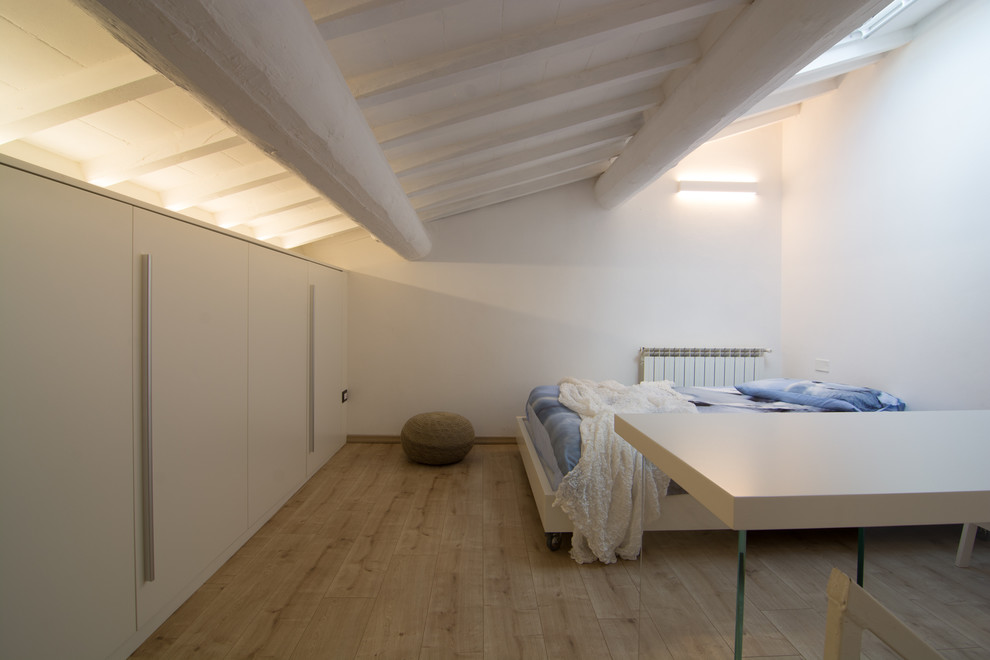 Immagine di un grande atelier scandinavo con pareti bianche, pavimento in linoleum, nessun camino, scrivania autoportante e pavimento beige