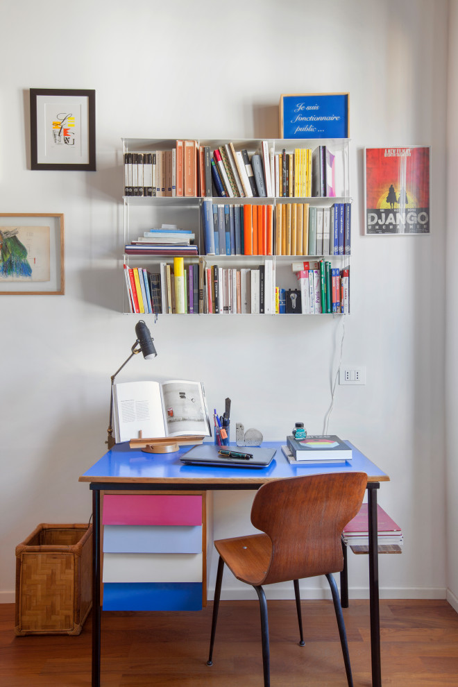 Immagine di un piccolo studio minimal con libreria, pareti bianche, parquet scuro, scrivania autoportante e pavimento marrone