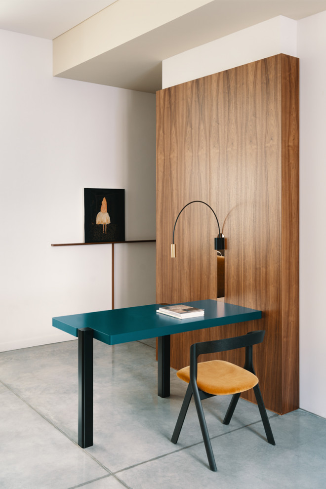 Kleines Modernes Arbeitszimmer mit Arbeitsplatz, weißer Wandfarbe, Einbau-Schreibtisch, grauem Boden und Holzwänden in Turin