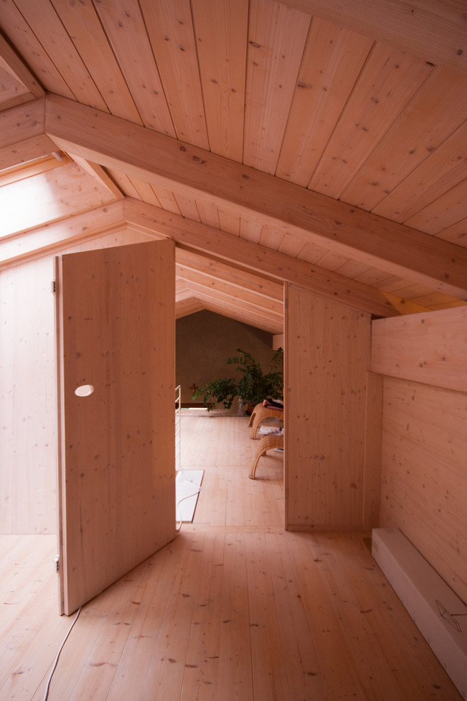 На фото: маленький кабинет в современном стиле с бежевыми стенами, деревянным полом и бежевым полом для на участке и в саду с