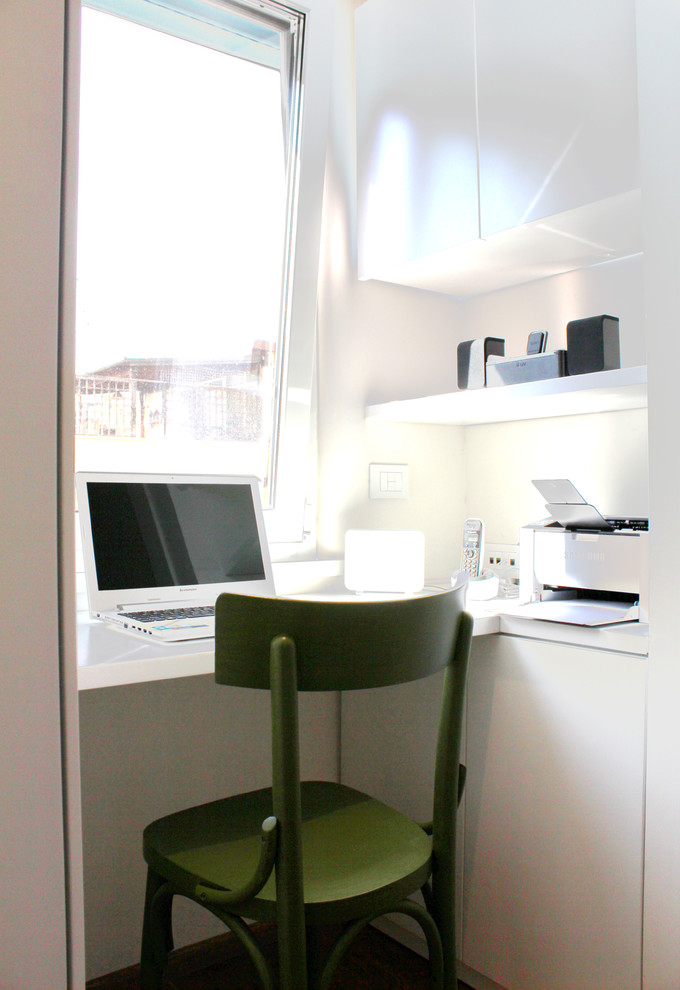 Foto di un piccolo atelier moderno con pareti bianche, pavimento in legno massello medio e scrivania incassata