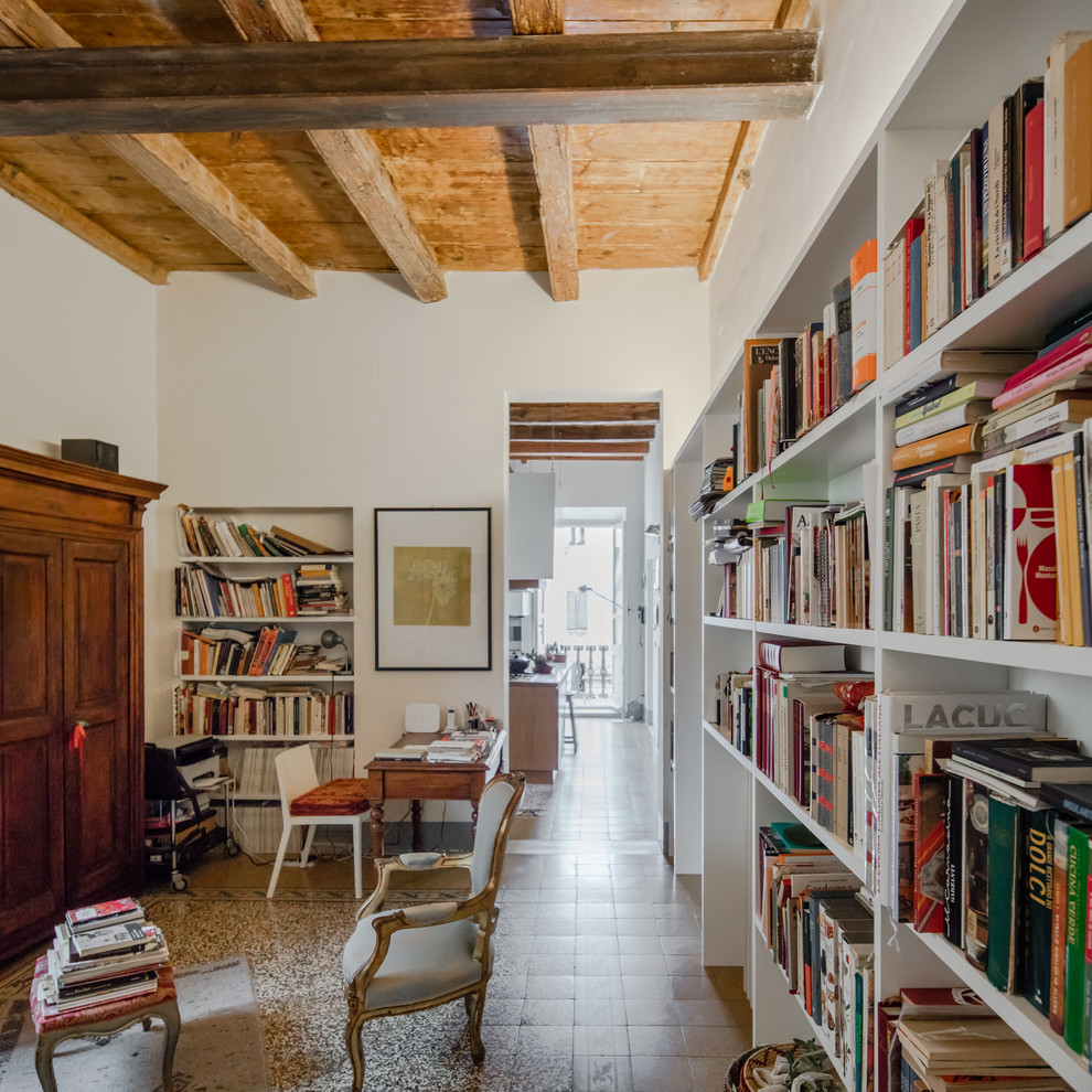 Источник вдохновения для домашнего уюта: домашняя библиотека среднего размера в средиземноморском стиле с белыми стенами, мраморным полом, отдельно стоящим рабочим столом и разноцветным полом