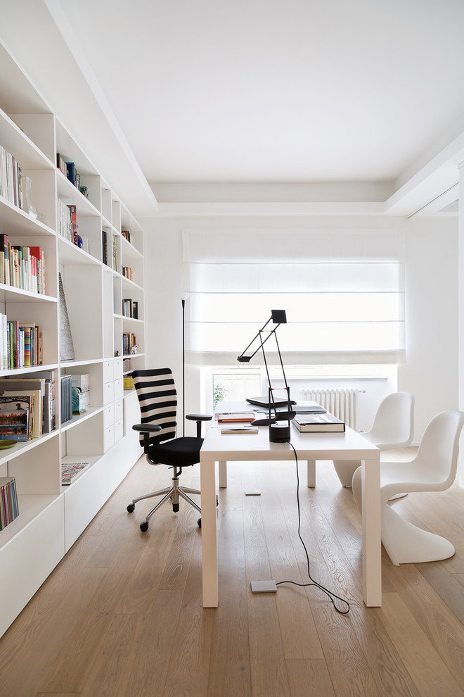 Exemple d'un bureau tendance avec un mur blanc, un sol en bois brun, aucune cheminée et un bureau indépendant.