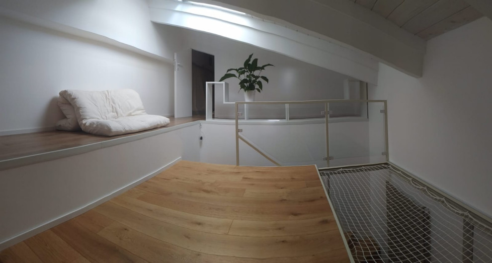 Idéer för att renovera ett litet funkis hemmastudio, med vita väggar och ljust trägolv