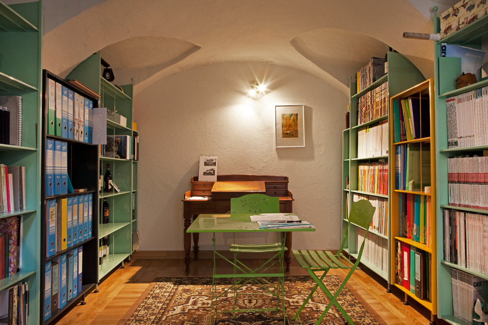 Großes Stilmix Lesezimmer mit weißer Wandfarbe, braunem Boden, hellem Holzboden und Einbau-Schreibtisch in Turin