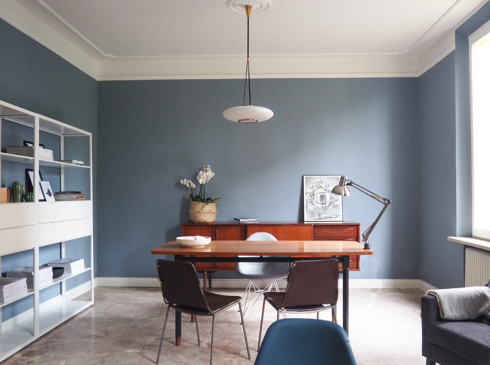 他の地域にあるお手頃価格の広い北欧スタイルのおしゃれなホームオフィス・書斎 (ライブラリー、青い壁、大理石の床、ベージュの床) の写真