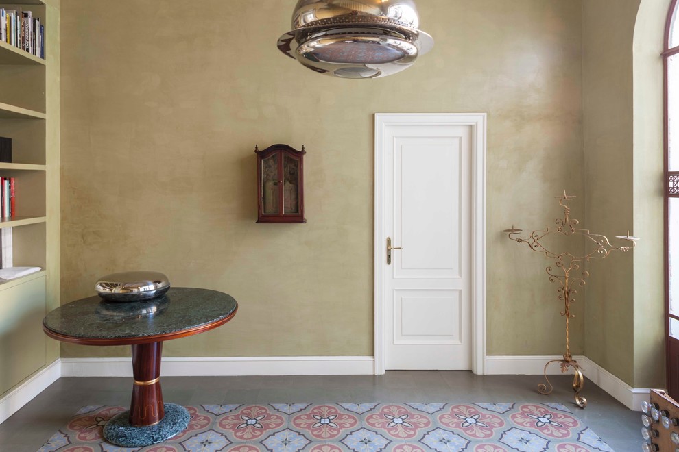 Imagen de estudio vintage grande con paredes beige, suelo de baldosas de cerámica y escritorio independiente