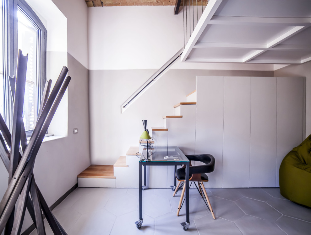 Inredning av ett modernt litet hemmastudio, med grå väggar, klinkergolv i porslin, ett fristående skrivbord och grått golv