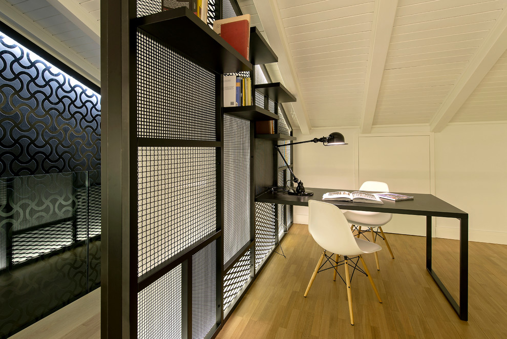 Idée de décoration pour un bureau design de type studio et de taille moyenne avec un mur blanc, un sol en bois brun et un bureau intégré.