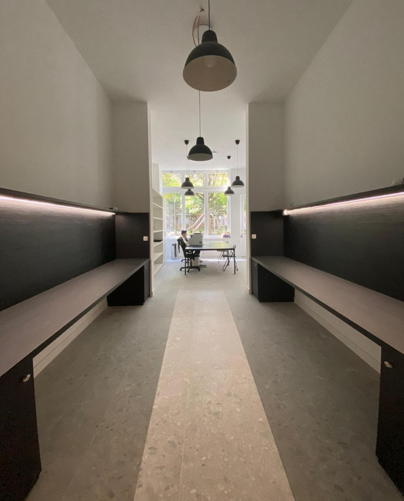 Immagine di un ufficio minimalista con pareti bianche, pavimento con piastrelle in ceramica e pavimento grigio