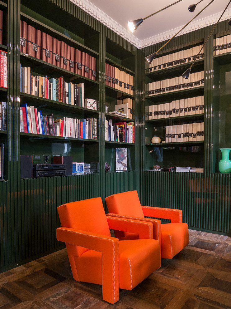 Réalisation d'un bureau bohème de taille moyenne et de type studio avec un mur vert, un sol en bois brun et un sol marron.