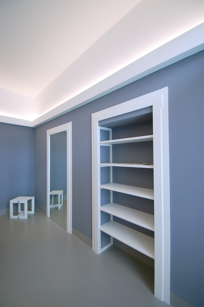 Cette photo montre un bureau tendance de taille moyenne et de type studio avec un mur gris, sol en béton ciré, une cheminée standard, un manteau de cheminée en béton, un bureau indépendant et un sol gris.