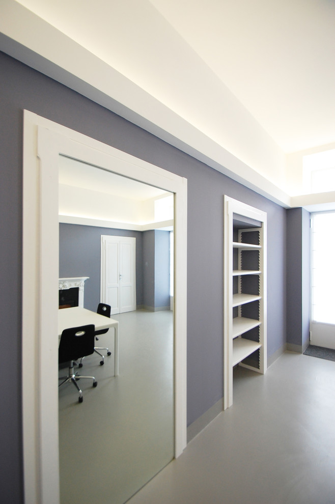 Aménagement d'un bureau contemporain de taille moyenne et de type studio avec un mur gris, sol en béton ciré, une cheminée standard, un manteau de cheminée en béton, un bureau indépendant et un sol gris.