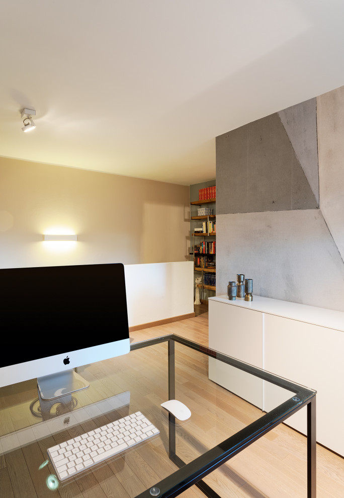 Geräumiges Eklektisches Lesezimmer mit hellem Holzboden und freistehendem Schreibtisch in Bologna