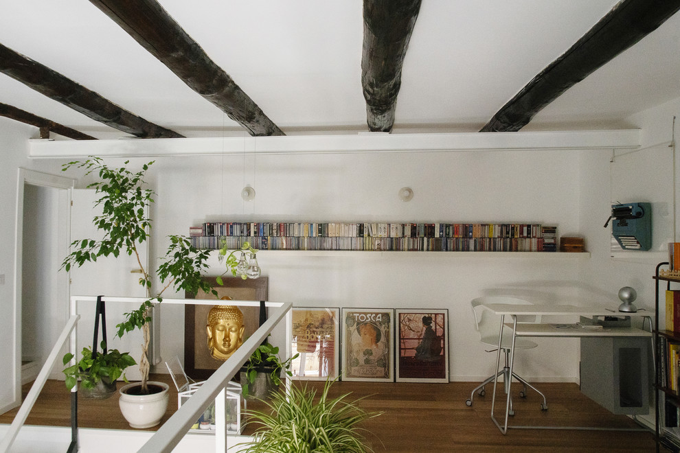 Idee per un piccolo atelier eclettico con pareti bianche, parquet chiaro e pavimento marrone