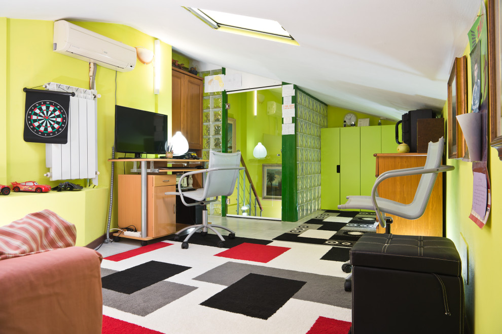 Kleines Modernes Arbeitszimmer mit Studio, grüner Wandfarbe, Keramikboden, freistehendem Schreibtisch und weißem Boden in Florenz