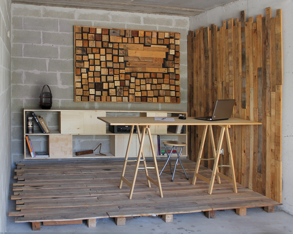 Idées déco pour un petit bureau montagne avec un bureau indépendant, un mur gris, un sol en bois brun et un sol marron.