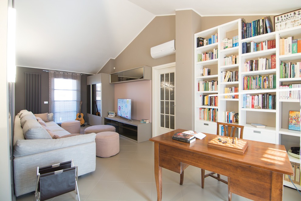 Immagine di un piccolo studio minimal con libreria, pareti beige, pavimento con piastrelle in ceramica e scrivania autoportante