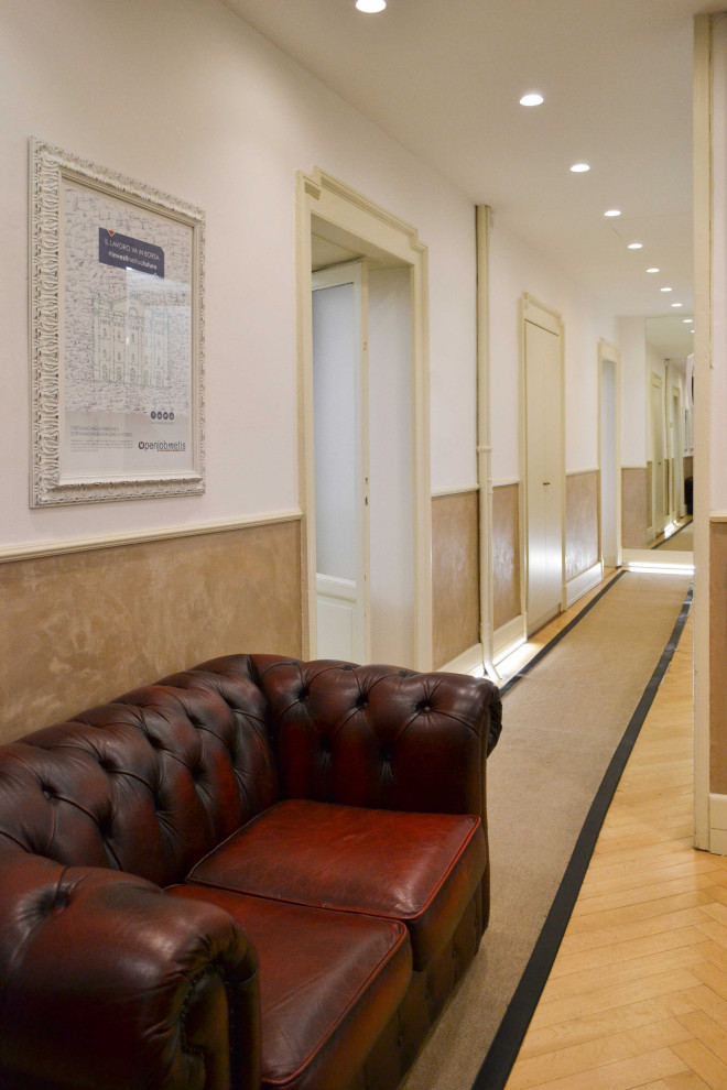 Großes Klassisches Arbeitszimmer mit Studio, weißer Wandfarbe und hellem Holzboden in Mailand