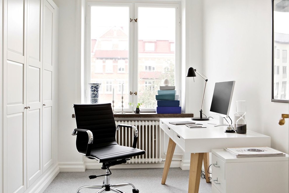 Idée de décoration pour un petit bureau nordique avec un mur blanc, un bureau indépendant, moquette et un sol gris.