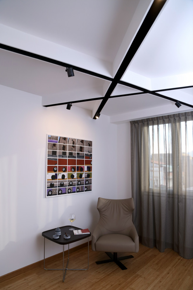 Foto di una stanza da lavoro design con parquet chiaro