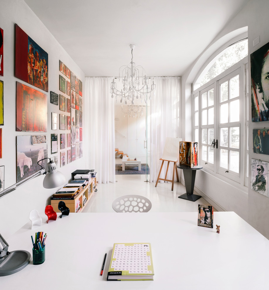Idee per un atelier design con pareti bianche, scrivania autoportante e pavimento bianco