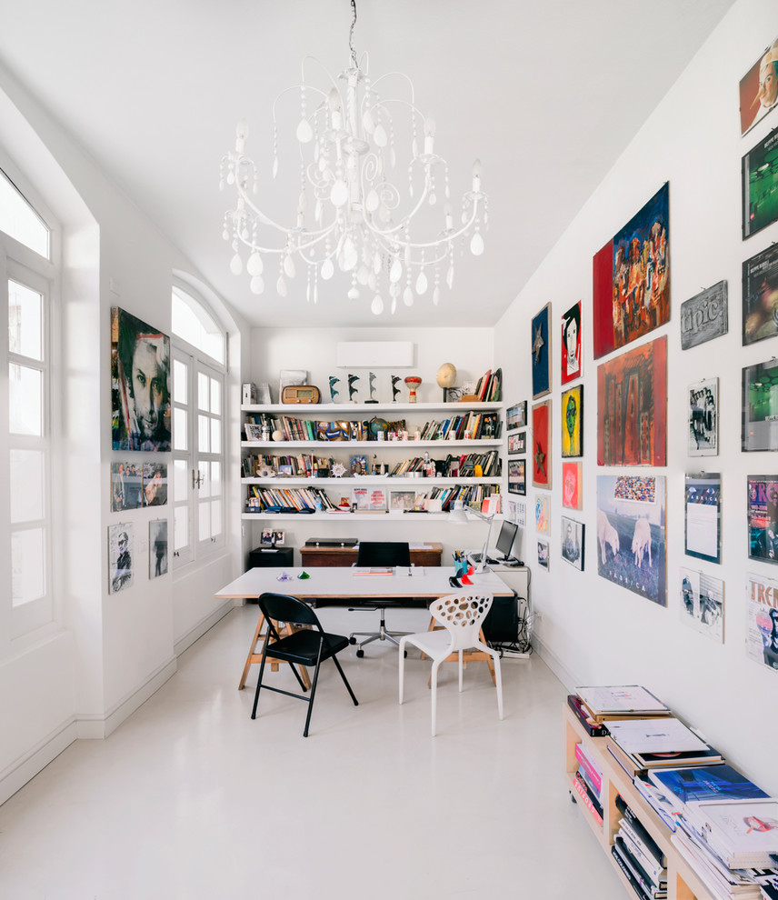 Idées déco pour un bureau contemporain de taille moyenne avec une bibliothèque ou un coin lecture, un mur blanc, un bureau indépendant et un sol blanc.