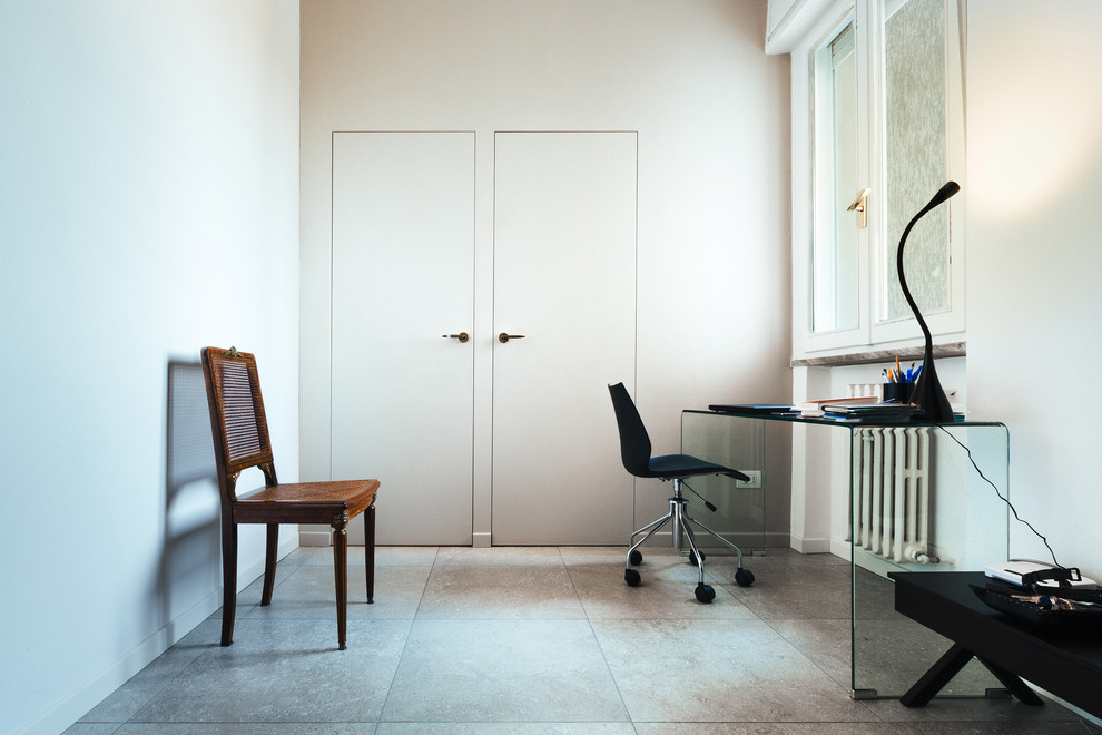 Bild på ett mellanstort funkis hemmastudio, med klinkergolv i porslin, grå väggar, ett fristående skrivbord och grått golv