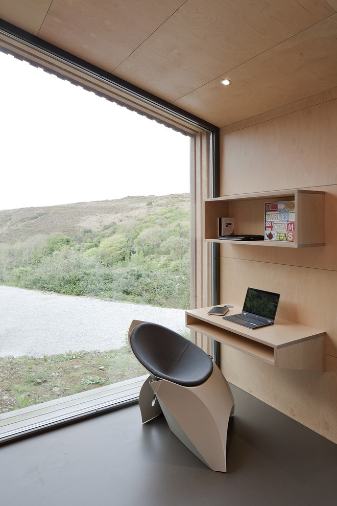 Стильный дизайн: маленький домашняя библиотека в современном стиле с бежевыми стенами, полом из линолеума, встроенным рабочим столом и серым полом для на участке и в саду - последний тренд