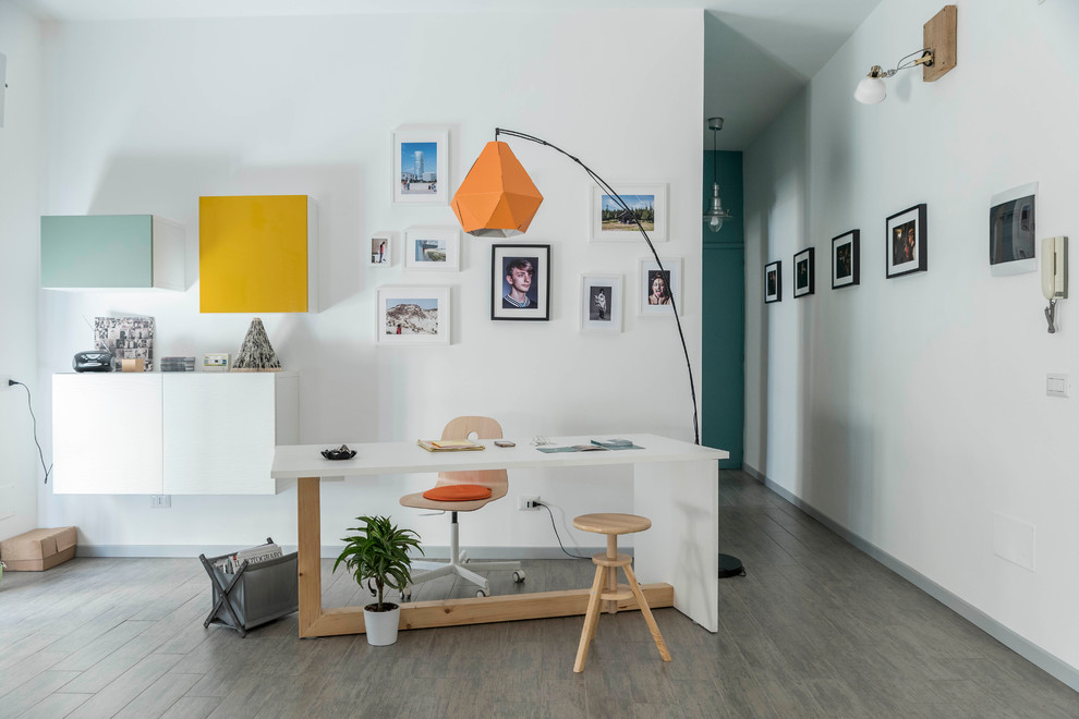 Cette image montre un bureau nordique de taille moyenne et de type studio avec un mur blanc, un sol en carrelage de porcelaine et un bureau indépendant.