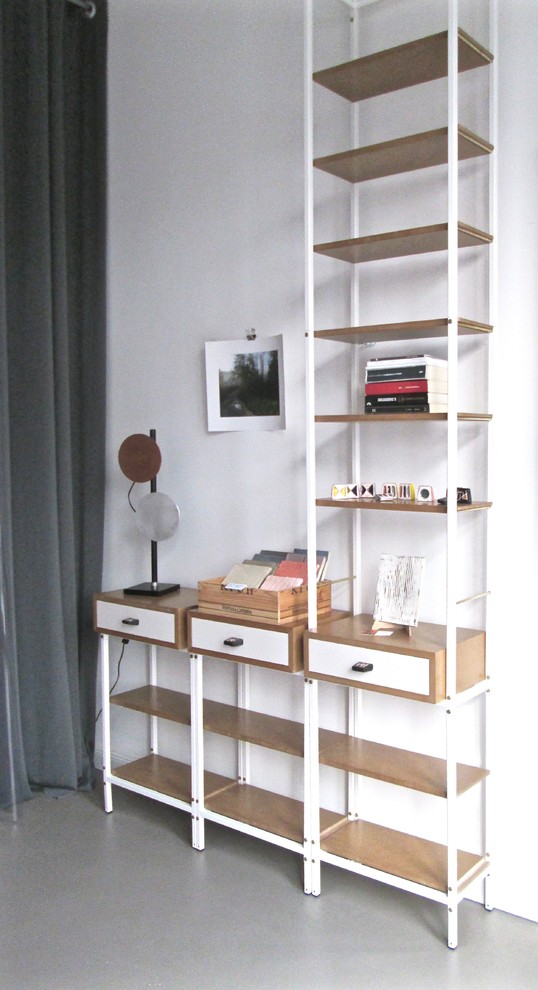 Photo of a small contemporary home studio in Berlin with white walls.