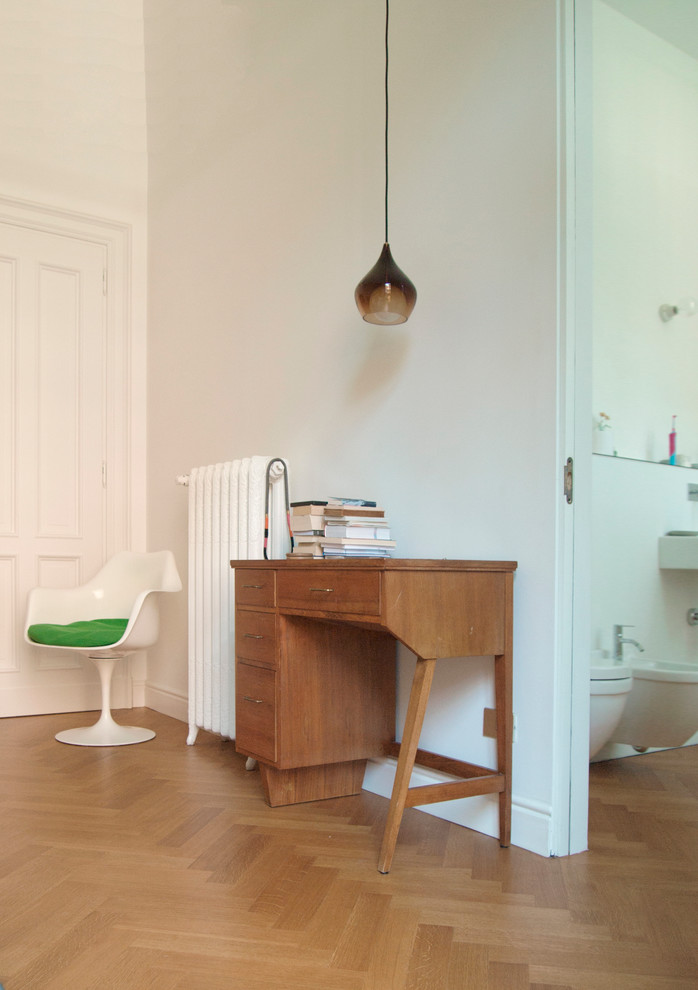 Inspiration pour un petit bureau traditionnel avec un mur blanc, un sol en bois brun, un bureau indépendant et aucune cheminée.