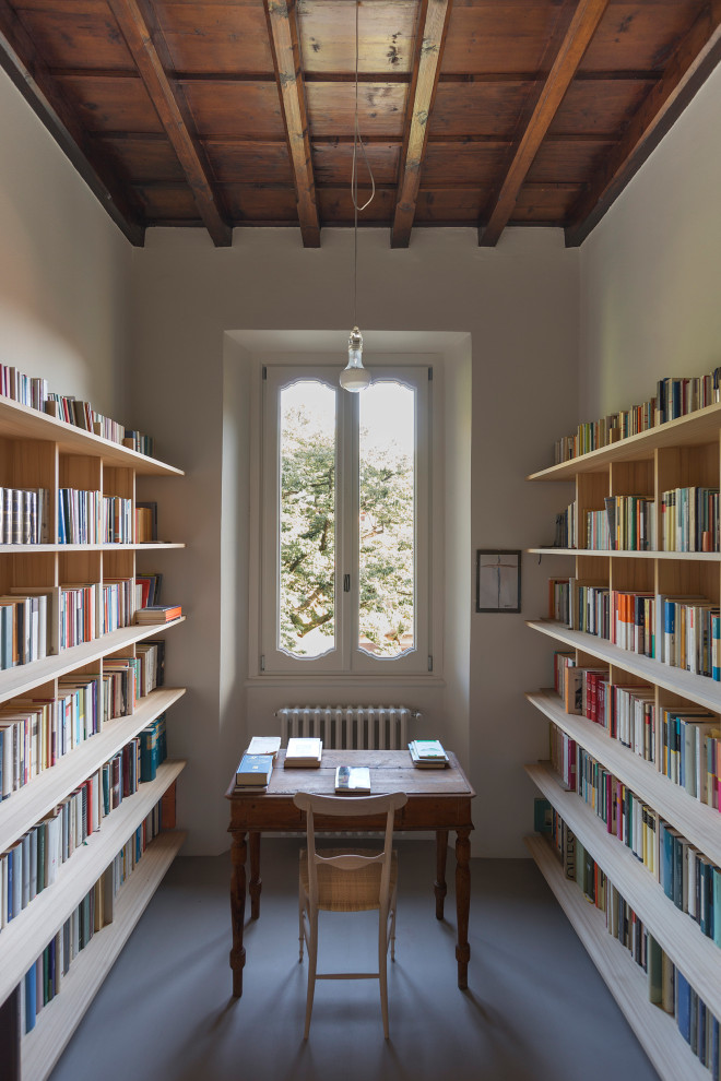 ミラノにあるコンテンポラリースタイルのおしゃれなホームオフィス・書斎 (白い壁、自立型机、グレーの床) の写真