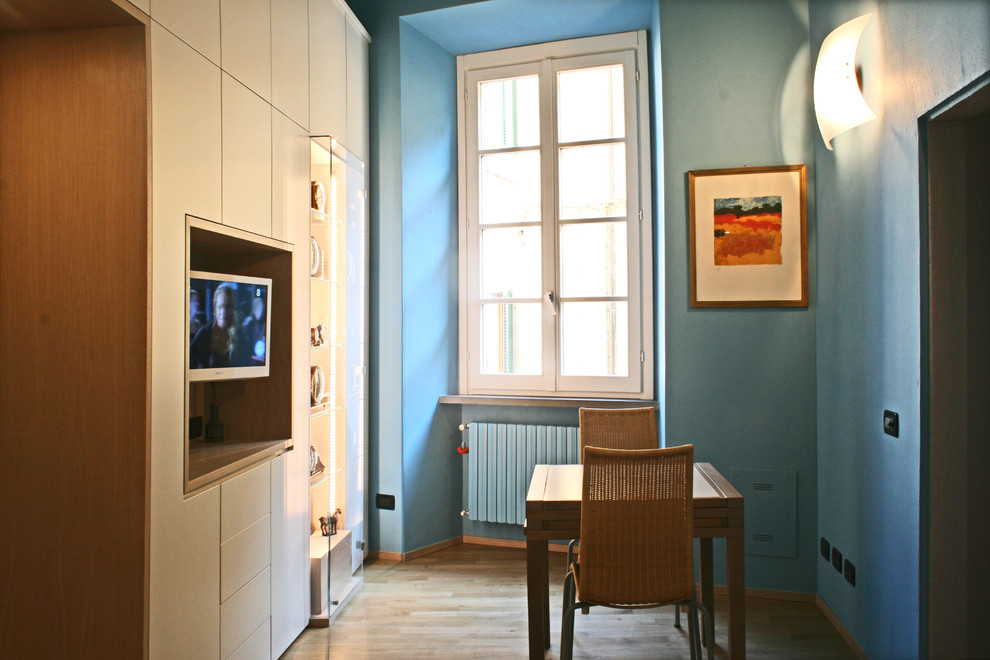 Immagine di uno studio moderno con pareti blu e parquet chiaro