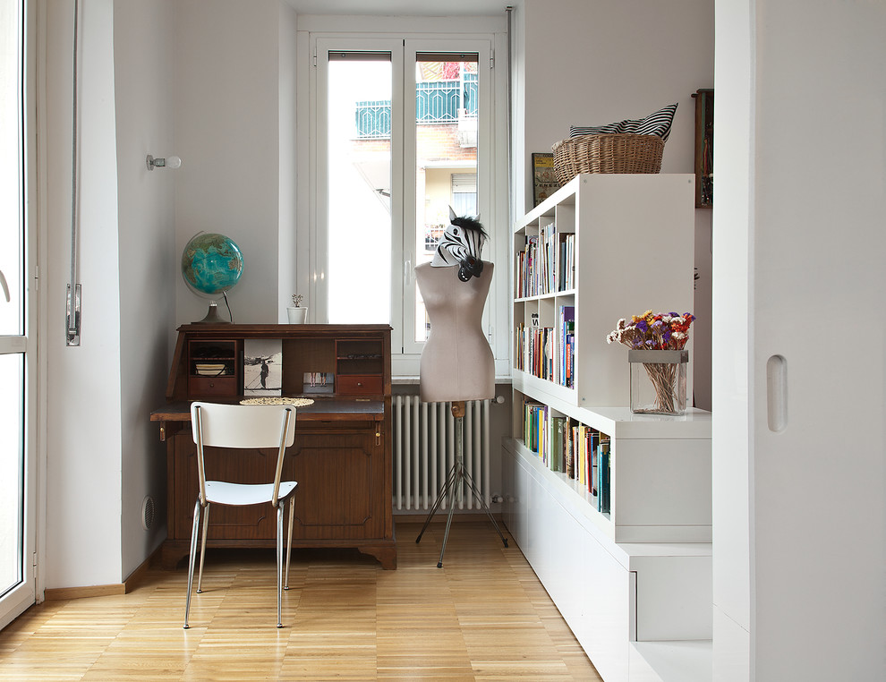 Diseño de despacho bohemio con paredes blancas, escritorio independiente y suelo de madera clara