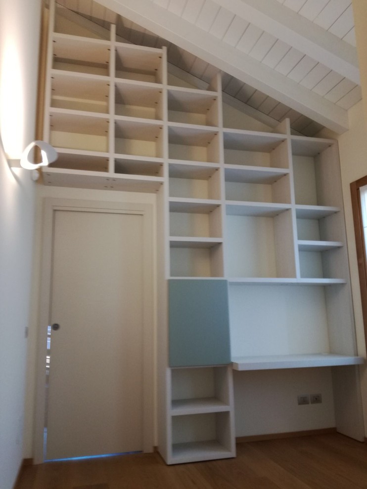 Modernes Lesezimmer mit weißer Wandfarbe, dunklem Holzboden und Einbau-Schreibtisch in Venedig