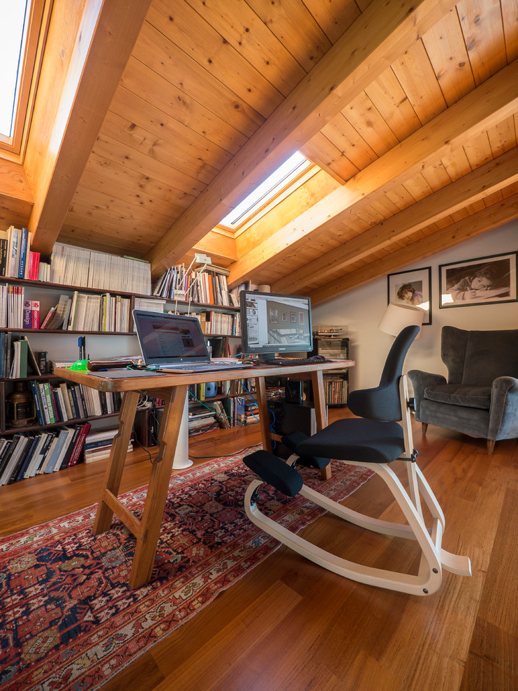 Cette photo montre un bureau nature avec un mur blanc, un sol en bois brun et un bureau indépendant.