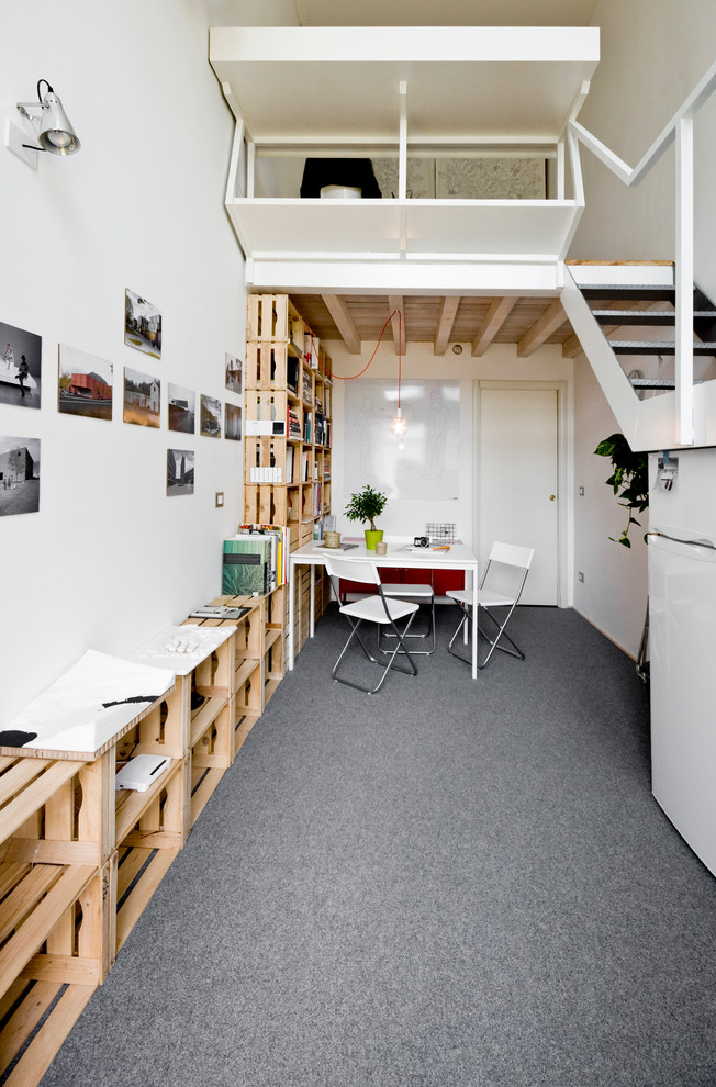 ミラノにある低価格の小さなコンテンポラリースタイルのおしゃれなホームオフィス・書斎の写真