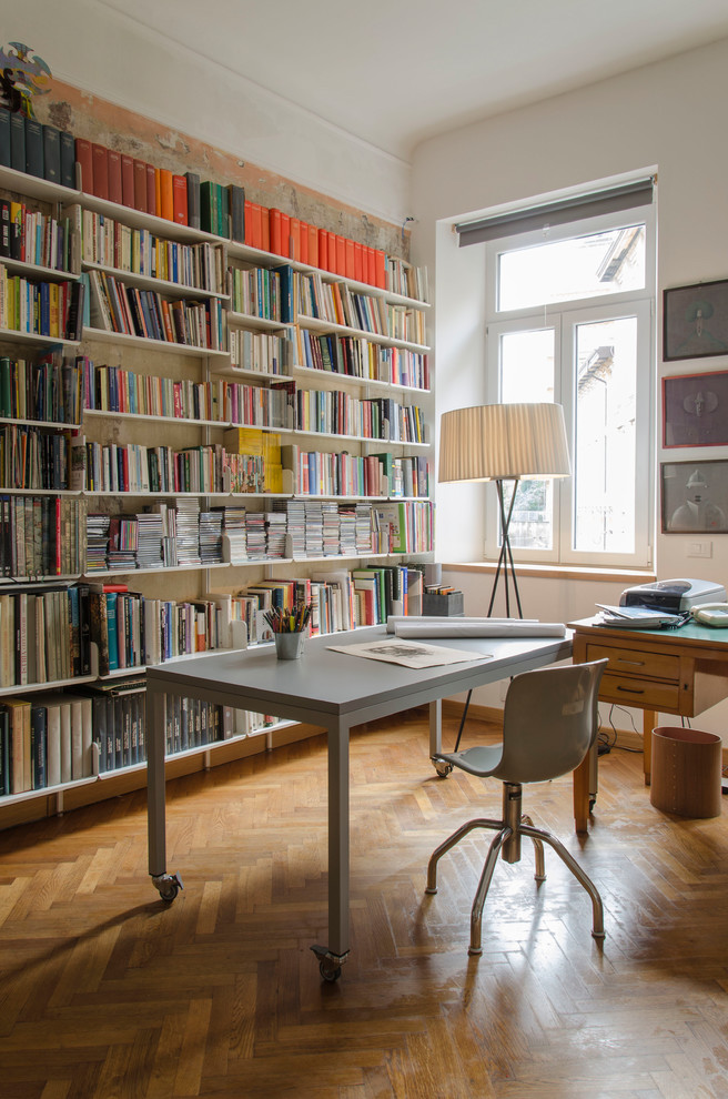 他の地域にある中くらいな北欧スタイルのおしゃれな書斎 (白い壁、淡色無垢フローリング、自立型机、ベージュの床) の写真