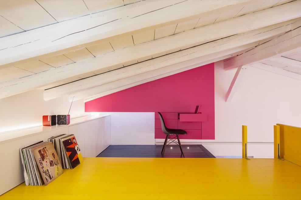 Cette image montre un bureau design de type studio avec un mur rose et parquet clair.