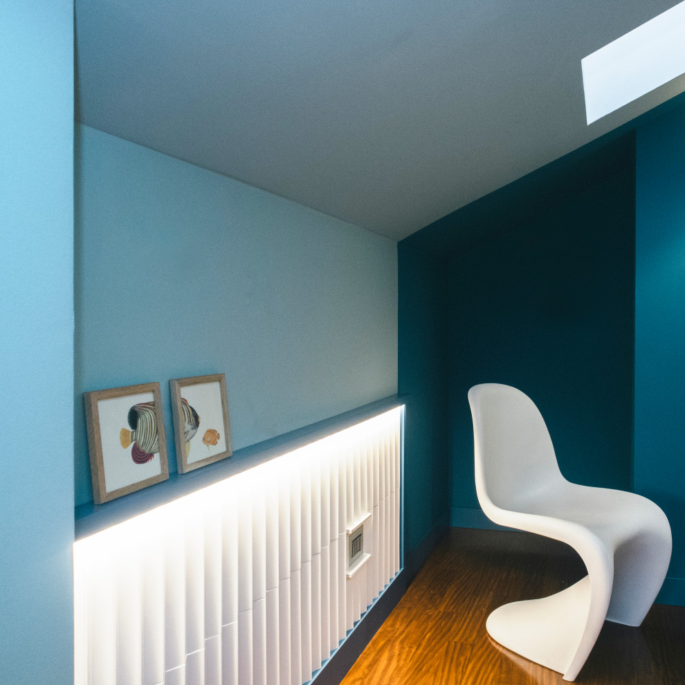 Источник вдохновения для домашнего уюта: кабинет среднего размера в стиле фьюжн с местом для рукоделия и панелями на стенах