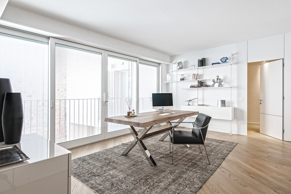 Idéer för ett stort modernt arbetsrum, med vita väggar, mellanmörkt trägolv och ett fristående skrivbord