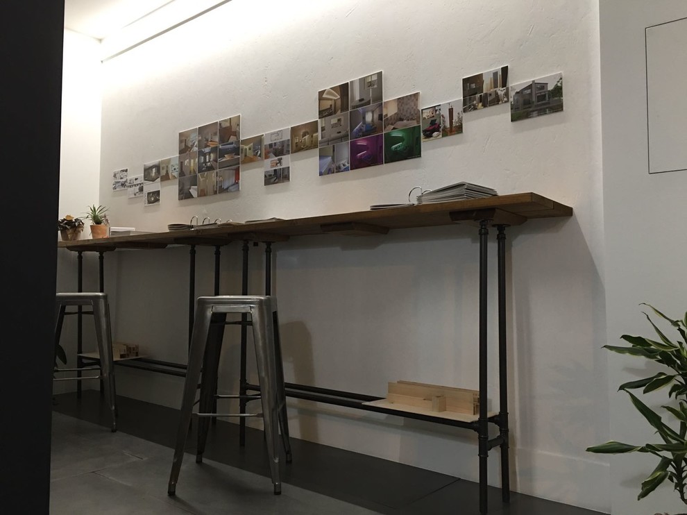 Idee per un piccolo atelier industriale con pareti grigie