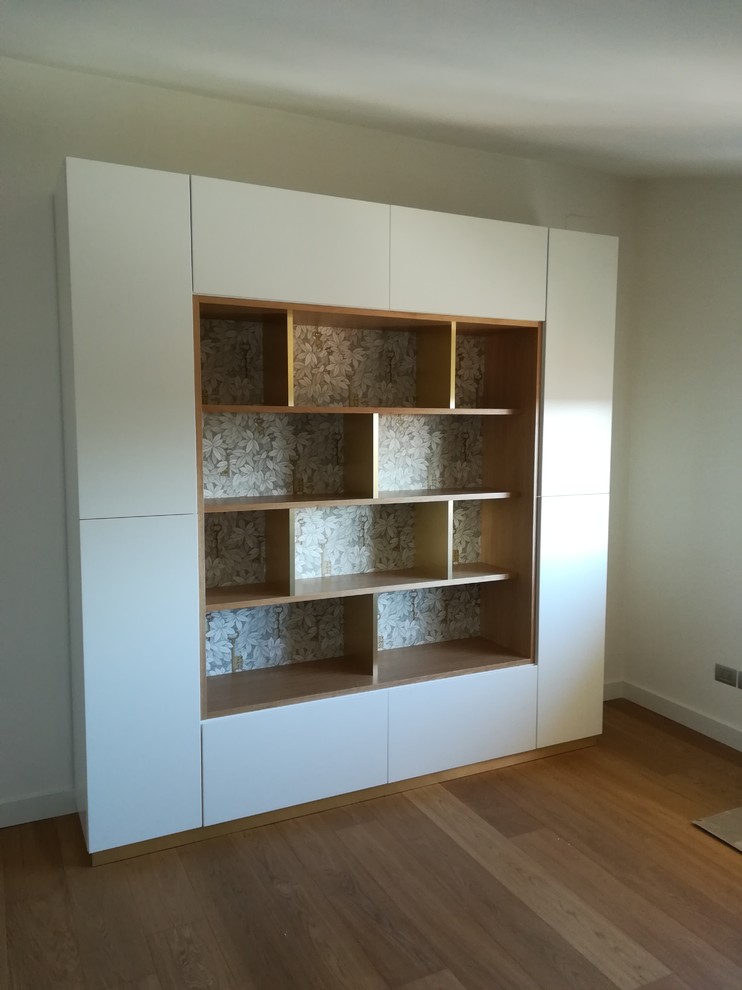 Aménagement d'un bureau contemporain de taille moyenne avec une bibliothèque ou un coin lecture, un mur blanc, parquet clair et un sol marron.